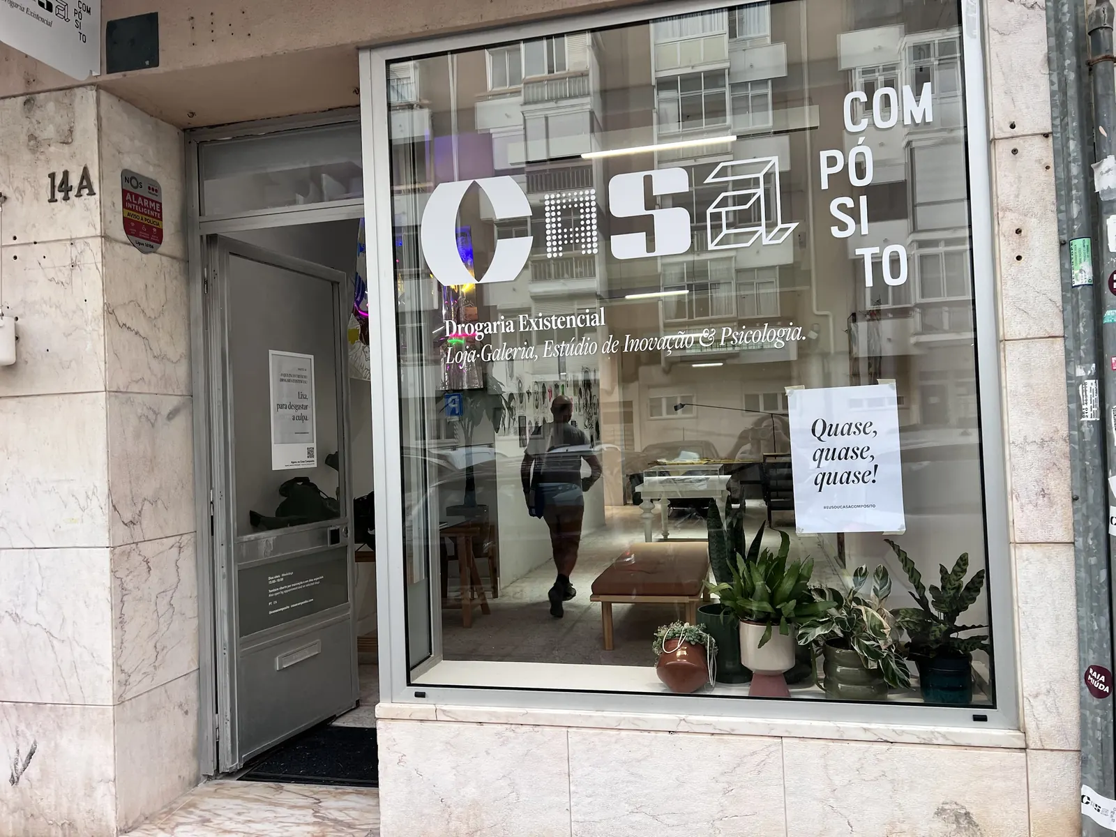 A montra da Casa Compósito na Rua António Sérgio 14A, com plantas e o interior à vista